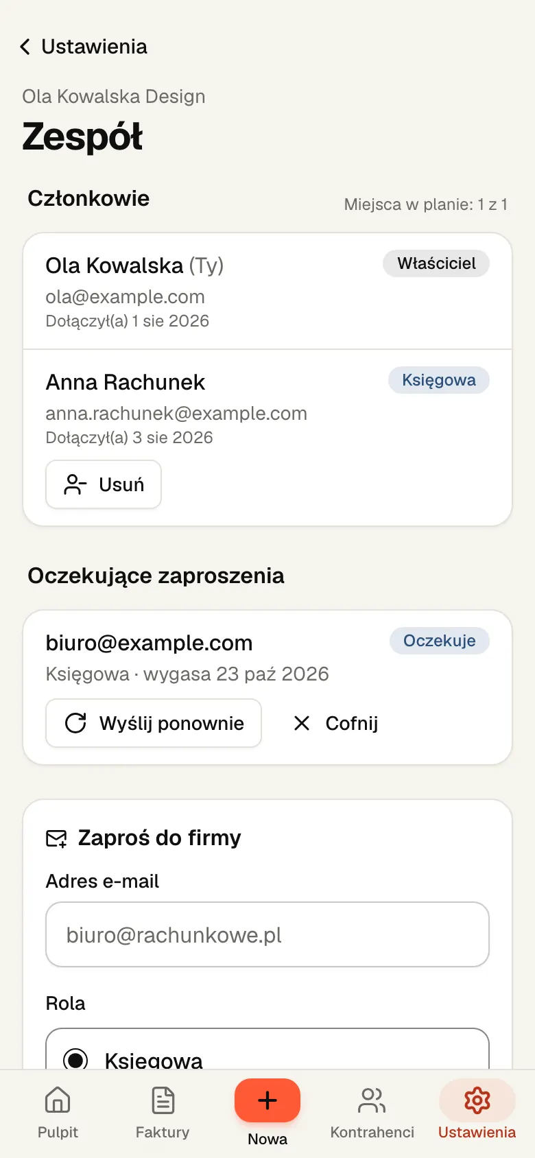 Ekran Zespół w Wystaw na telefonie: właścicielka, księgowa z rolą Księgowa i oczekujące zaproszenie dla biura
